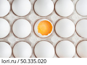 eggs formwork with one cracked. Стоковое фото, агентство Ingram Publishing / Фотобанк Лори