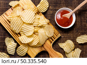 top view potato chips with ketchup. Стоковое фото, агентство Ingram Publishing / Фотобанк Лори