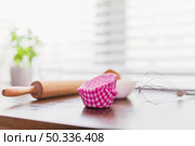 bakeware wooden tabletop. Стоковое фото, агентство Ingram Publishing / Фотобанк Лори