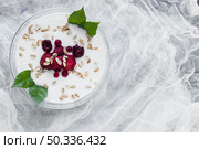 bowl with yogurt gauze. Стоковое фото, агентство Ingram Publishing / Фотобанк Лори