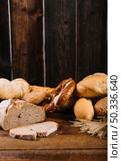freshly baked bread wooden textured background. Стоковое фото, агентство Ingram Publishing / Фотобанк Лори