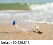 OLYMPUS DIGITAL CAMERA. plastic bottle left beach. Стоковое фото, агентство Ingram Publishing / Фотобанк Лори