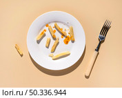 top view dirty plate with food leftovers_2. Стоковое фото, агентство Ingram Publishing / Фотобанк Лори