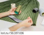 woman sewing manual skirt. Стоковое фото, агентство Ingram Publishing / Фотобанк Лори