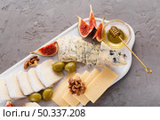 cheese mix platter with honey. Стоковое фото, агентство Ingram Publishing / Фотобанк Лори