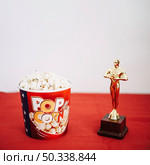 popcorn bucket shiny oscar statuette. Стоковое фото, агентство Ingram Publishing / Фотобанк Лори
