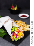 arabic kebab sandwich high view. Стоковое фото, агентство Ingram Publishing / Фотобанк Лори