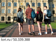 back view teenage friends going highschool. Стоковое фото, агентство Ingram Publishing / Фотобанк Лори