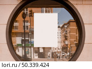 blank white paper circular glass window. Стоковое фото, агентство Ingram Publishing / Фотобанк Лори