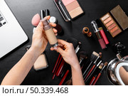 bunch cosmetics beauty vlogger. Стоковое фото, агентство Ingram Publishing / Фотобанк Лори