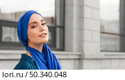 gorgeous girl with hijab smiling with copy space. Стоковое фото, агентство Ingram Publishing / Фотобанк Лори