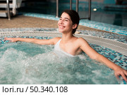 happy woman enjoying spa hot tub. Стоковое фото, агентство Ingram Publishing / Фотобанк Лори