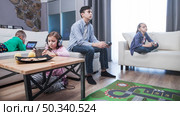 sibling playing video games living room. Стоковое фото, агентство Ingram Publishing / Фотобанк Лори
