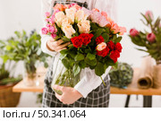close up florist holding jar with flowers. Стоковое фото, агентство Ingram Publishing / Фотобанк Лори