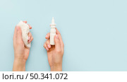 close up hands holding nasal spray. Стоковое фото, агентство Ingram Publishing / Фотобанк Лори