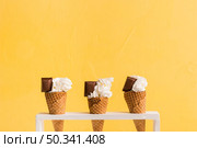 fresh ice cream scoop cones with chocolate. Стоковое фото, агентство Ingram Publishing / Фотобанк Лори