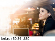 brunette businesswoman smiling. Стоковое фото, агентство Ingram Publishing / Фотобанк Лори