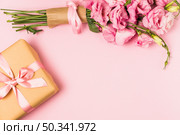 pink fresh eustoma flower bouquet gift box against pink background. Стоковое фото, агентство Ingram Publishing / Фотобанк Лори