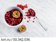 OLYMPUS DIGITAL CAMERA. redcurrants passion fruits. Стоковое фото, агентство Ingram Publishing / Фотобанк Лори