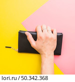 woman hand with clutch bag. Стоковое фото, агентство Ingram Publishing / Фотобанк Лори