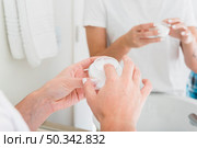 close up woman s hand applying moisturizer cream. Стоковое фото, агентство Ingram Publishing / Фотобанк Лори