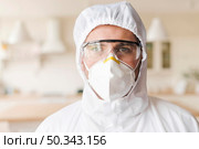 front view man wearing hazmat suit. Стоковое фото, агентство Ingram Publishing / Фотобанк Лори