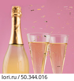 OLYMPUS DIGITAL CAMERA. close up bottle champagne with glasses confetti. Стоковое фото, агентство Ingram Publishing / Фотобанк Лори