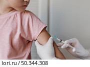 doctor administering vaccine kid. Стоковое фото, агентство Ingram Publishing / Фотобанк Лори