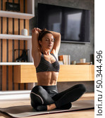 full shot woman training yoga mat. Стоковое фото, агентство Ingram Publishing / Фотобанк Лори