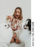 girl her dogs receiving treats. Стоковое фото, агентство Ingram Publishing / Фотобанк Лори