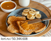 high angle peanut butter bread slice. Стоковое фото, агентство Ingram Publishing / Фотобанк Лори