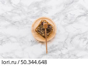 honeycomb with honey dipper wooden plate. Стоковое фото, агентство Ingram Publishing / Фотобанк Лори