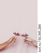 toasting with confetti filled glasses. Стоковое фото, агентство Ingram Publishing / Фотобанк Лори