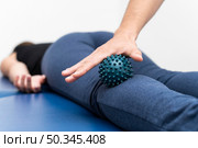 woman getting massage from physiotherapist with ball. Стоковое фото, агентство Ingram Publishing / Фотобанк Лори