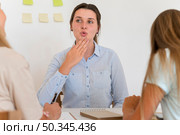 woman teaching sign language. Стоковое фото, агентство Ingram Publishing / Фотобанк Лори