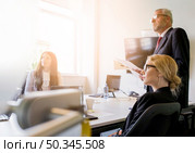 group businesspeople attending presentation office. Стоковое фото, агентство Ingram Publishing / Фотобанк Лори