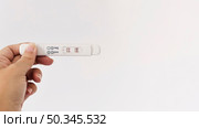 hand holding positive pregnancy test. Стоковое фото, агентство Ingram Publishing / Фотобанк Лори