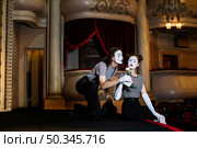 male mime artist giving white rose female mime sitting stage. Стоковое фото, агентство Ingram Publishing / Фотобанк Лори