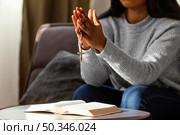 religious woman praying with rosary beads. Стоковое фото, агентство Ingram Publishing / Фотобанк Лори