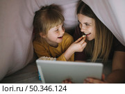 sisters eating popcorn while watching movie. Стоковое фото, агентство Ingram Publishing / Фотобанк Лори