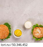 top view burgers with mayo mustard dip. Стоковое фото, агентство Ingram Publishing / Фотобанк Лори