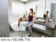 woman dancing with little girl. Стоковое фото, агентство Ingram Publishing / Фотобанк Лори