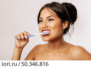 young woman brushing her teeth. Стоковое фото, агентство Ingram Publishing / Фотобанк Лори