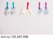 baby underwear hat drying clothesline. Стоковое фото, агентство Ingram Publishing / Фотобанк Лори