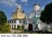 Kirzhach, Vladimir Region, Russia, June 17, 2025: Cathedral in honor of Annunciation of Blessed Virgin Mary of late 15th – early 16th centuries and Church of All-Merciful Savior of 1656 with burial vault of Miloslavsky boyars, Annunciation Convent of Russian Orthodox Church. Редакционное фото, фотограф Алексей Антипов / Фотобанк Лори
