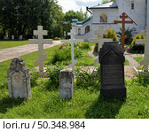 Kirzhach, Vladimir Region, Russia, June 17, 2025:  Tombstones in front of Annunciation Cathedral of late 15th – early 16th centuriy, Annunciation Convent of Russian Orthodox Church. Редакционное фото, фотограф Алексей Антипов / Фотобанк Лори