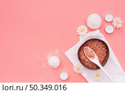 top view bath salts chamomile flowers. Стоковое фото, агентство Ingram Publishing / Фотобанк Лори
