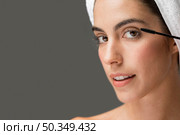 woman applying mascara her lashes. Стоковое фото, агентство Ingram Publishing / Фотобанк Лори
