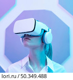 woman wearing virtual reality simulator. Стоковое фото, агентство Ingram Publishing / Фотобанк Лори