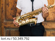 musician holding sax. Стоковое фото, агентство Ingram Publishing / Фотобанк Лори